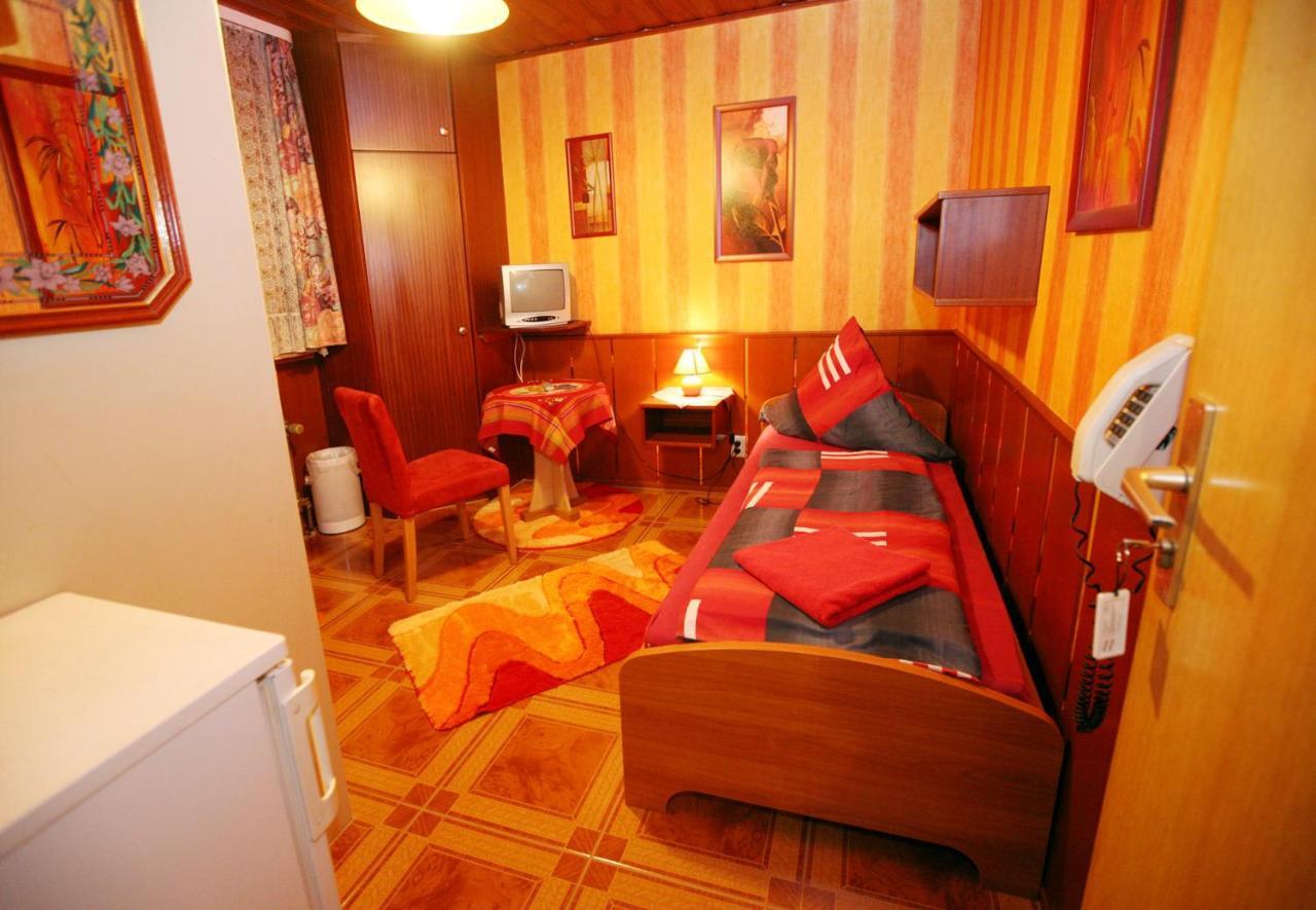 Hotel-Pension Klaer Speyer Oda fotoğraf